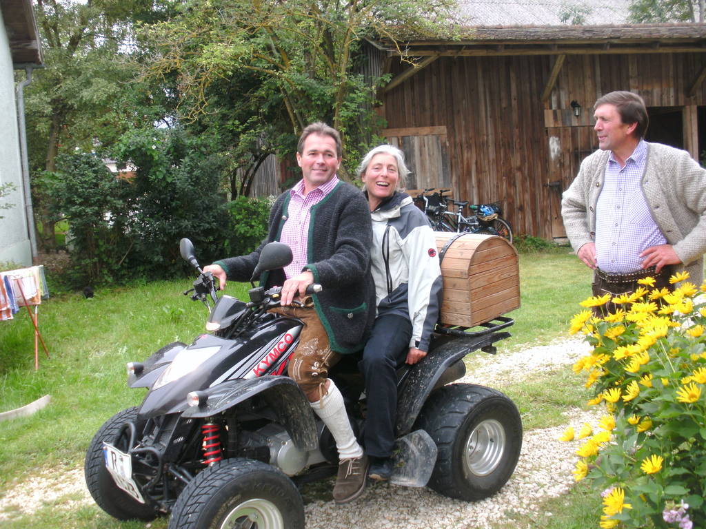 Fritz Bergmüller fährt die Redakteurin durchs Dorf Juli/2012