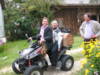 Fritz Bergm&uuml;ller f&auml;hrt die Redakteurin durchs Dorf Juli/2012