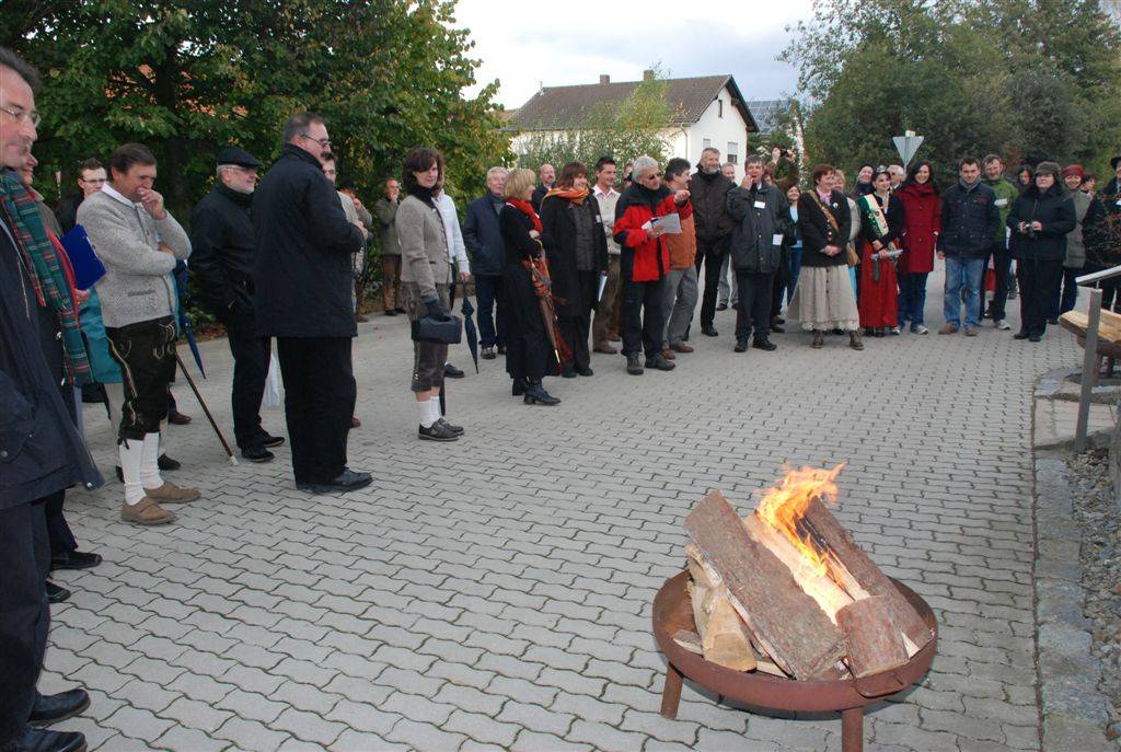 Vorm Feuerwehrhaus