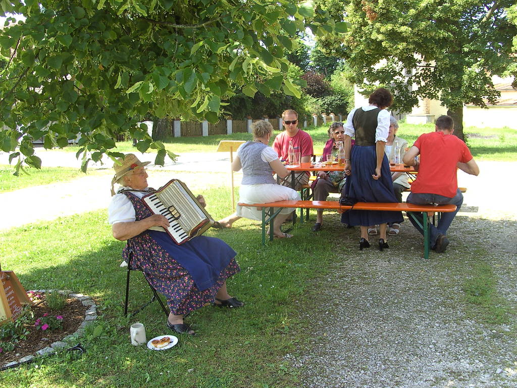 Cilli Allmeier unter der Linde