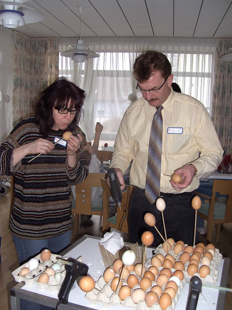 Auch die Heimleitung hilft mit