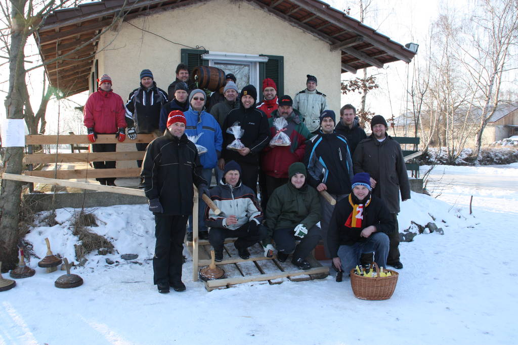 Die Siegermannschaften mit den zwei Vorst&auml;nden