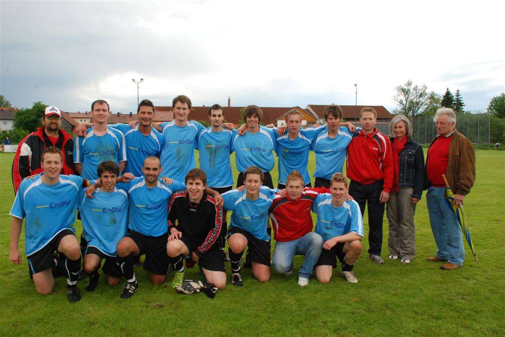 Die siegreiche Mannschaft mit 1. u. 2. Vorstand sowie Spielertrainer