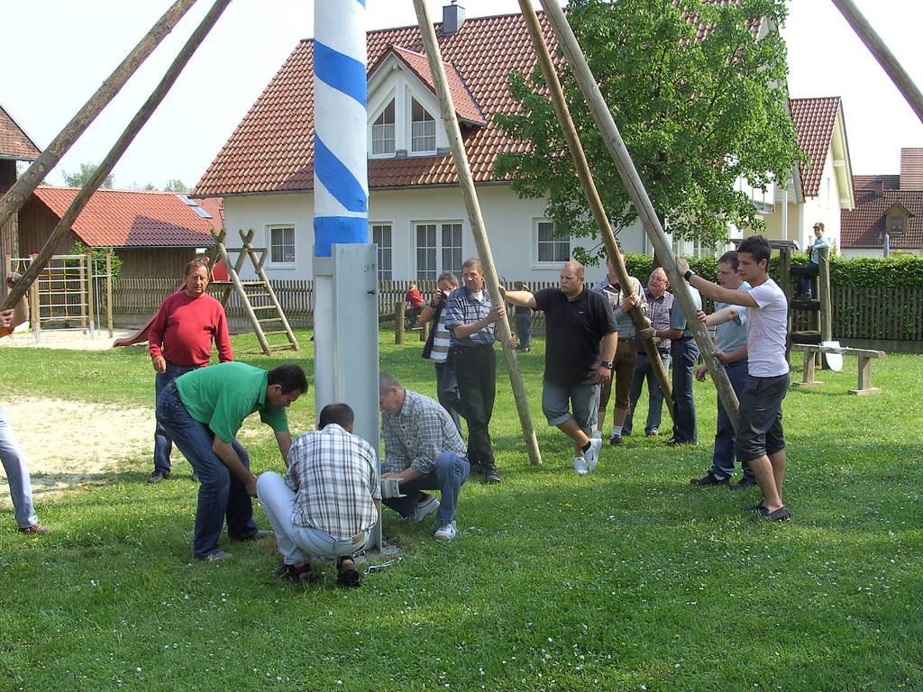 Maibaumaufstellen09