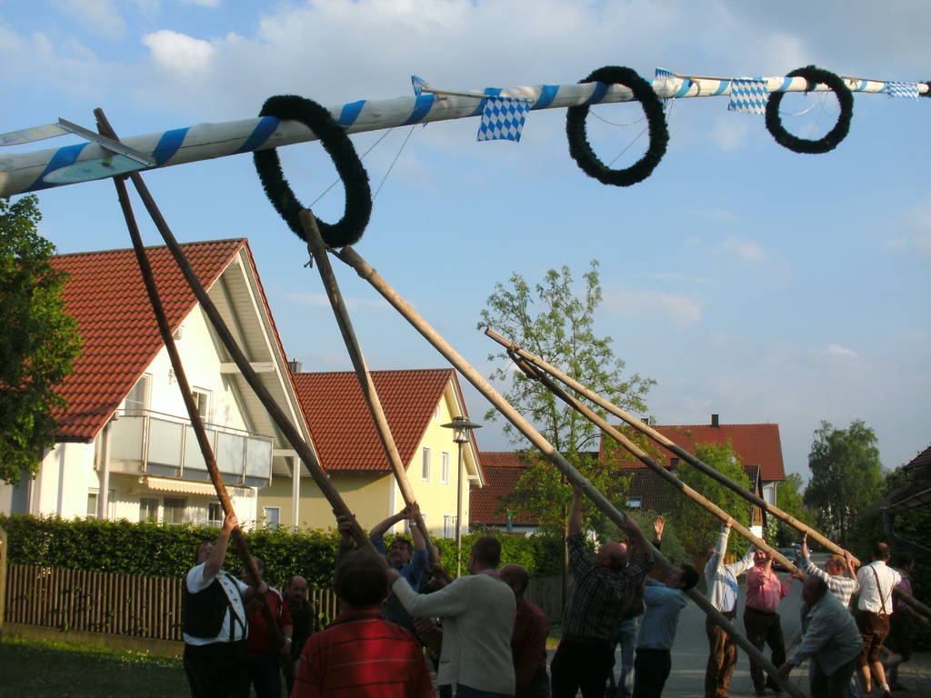 Maibaumaufstellen 2011