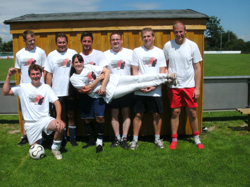 Das Team Golddorf mit Masseurin Christina