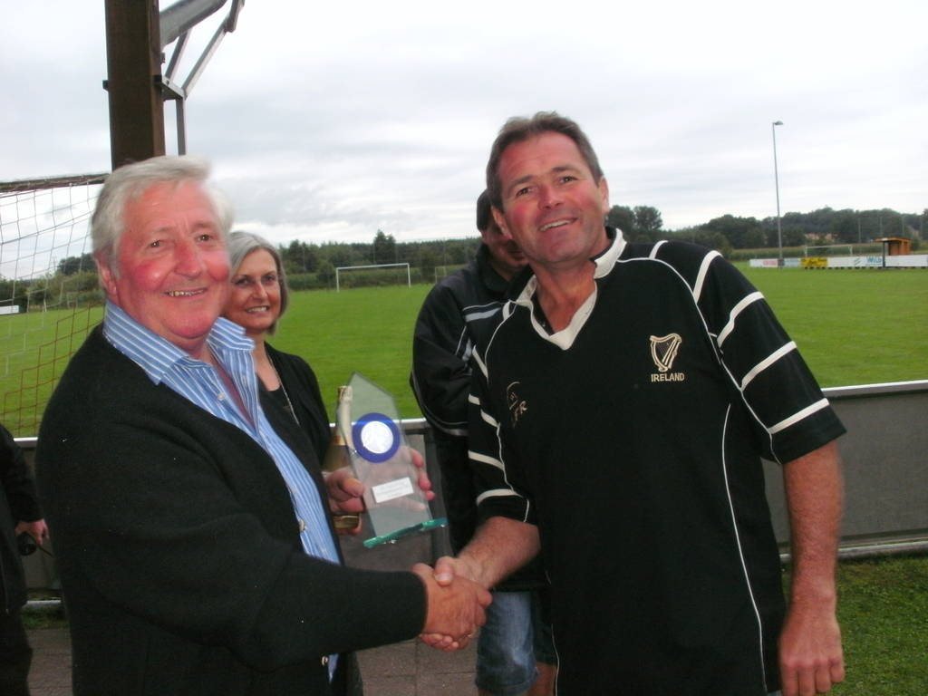 Siegerehrung - B&uuml;rgermeister Rist gratuliert