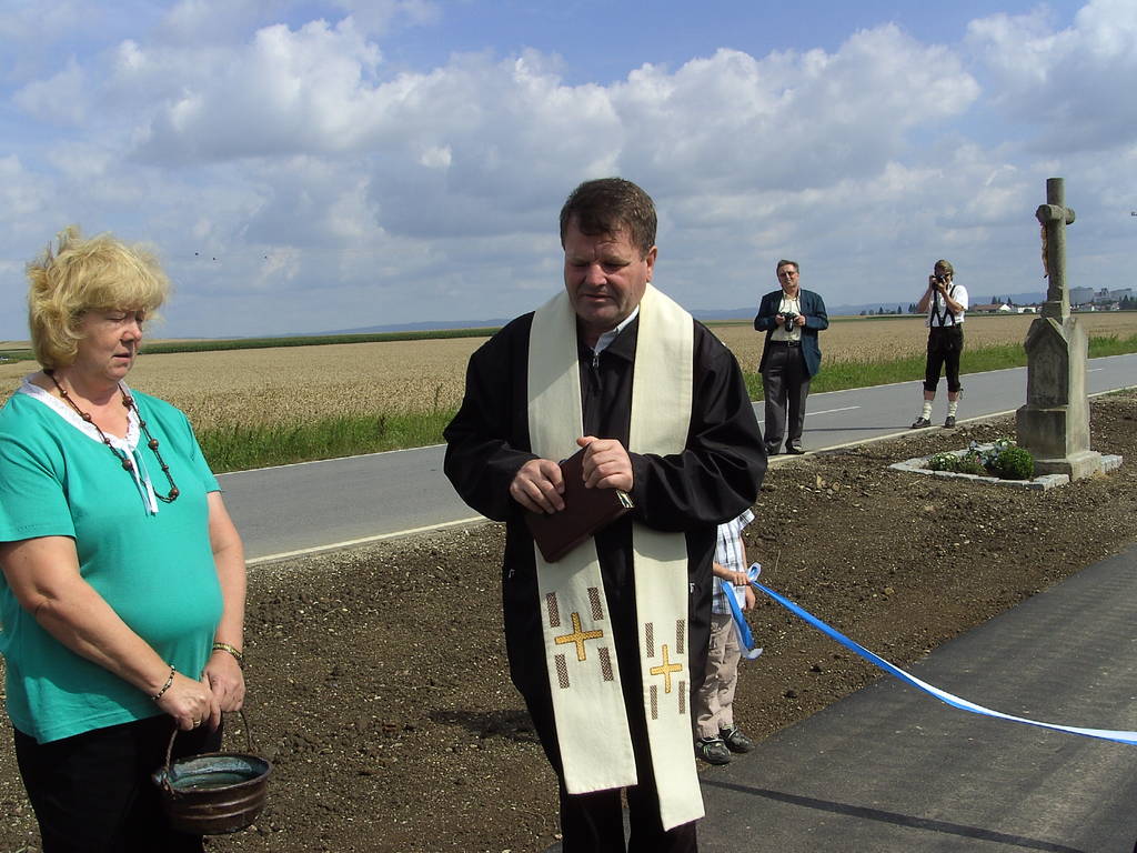 Pfarrer Gietl bei der Segnung