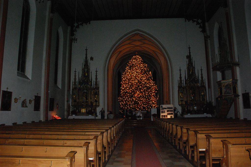 Christbaum in der Wallersdorfer Kirche